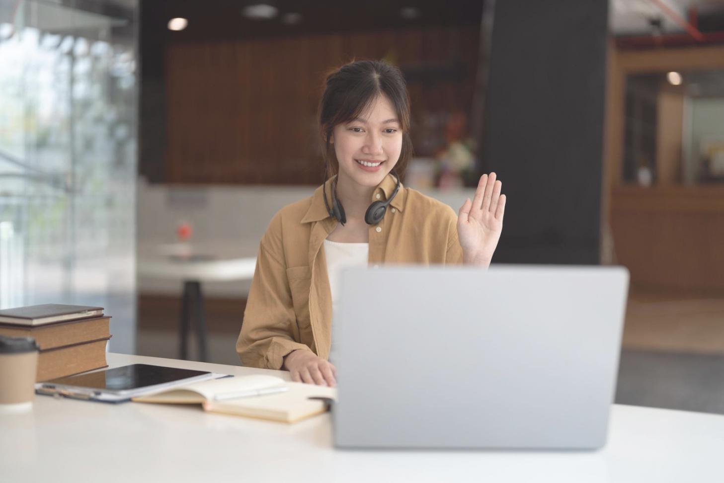 Espacio de trabajo con materiales financieros organizados