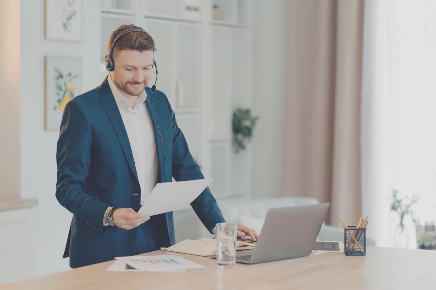 Espacio de trabajo organizado representando gestión financiera ordenada